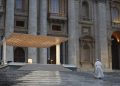 O Papa Francisco entrega uma bênção extraordinária 'Urbi et Orbi' - normalmente dada apenas no Natal e na Páscoa - de uma Praça de São Pedro vazia, como resposta à pandemia global da doença por coronavírus (COVID-19), no Vaticano, em 27 de março de 2020.