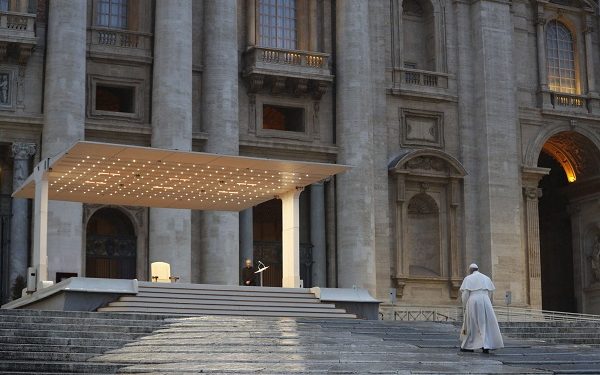 O Papa Francisco entrega uma bênção extraordinária 'Urbi et Orbi' - normalmente dada apenas no Natal e na Páscoa - de uma Praça de São Pedro vazia, como resposta à pandemia global da doença por coronavírus (COVID-19), no Vaticano, em 27 de março de 2020.