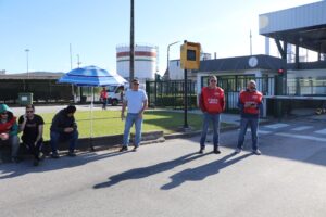 Trabalhadores de fábrica de papel em Viana reivindicam aumentos salariais