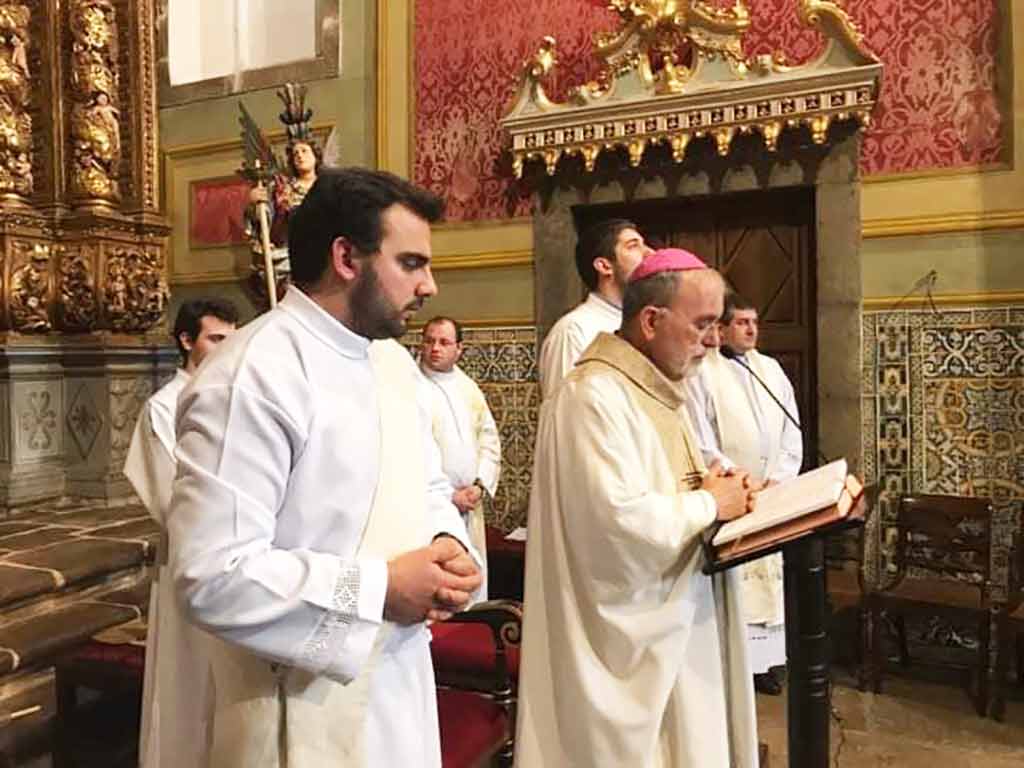 Bispo de Viana exortou “ao acolhimento de Deus que se concretiza no acolhimento dos mais pequeninos”, na Eucaristia do Dia do Consagrado