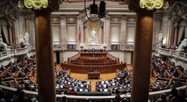 Luto Nacional pela “morte” do Parlamento Português