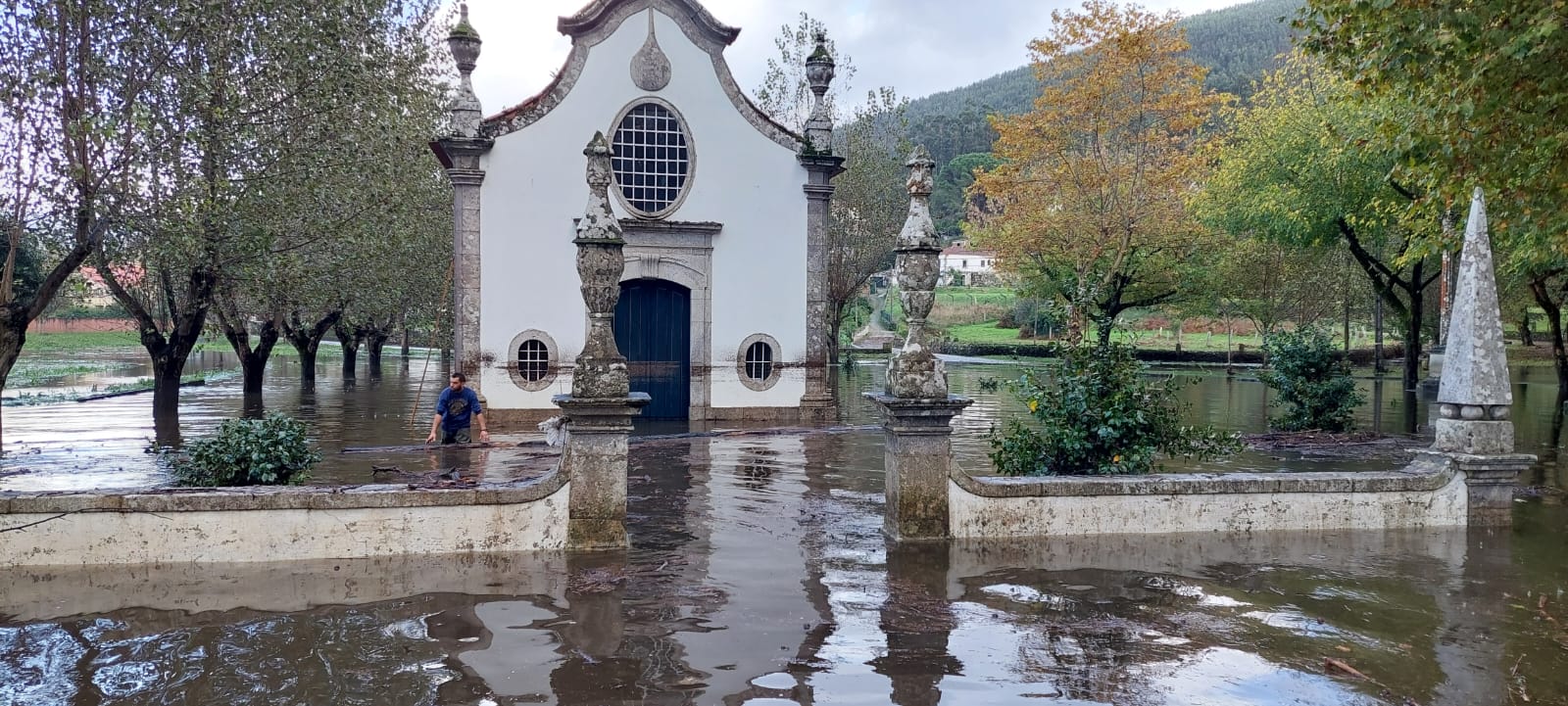 Mau tempo provoca inundações junto e na Capela de Santo Amaro