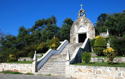 Réplica da gruta de Lourdes vandalizada, em Vila Praia de Âncora