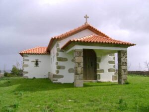 Zeladores da Capela de Santo Antão apelam à limpeza do recinto